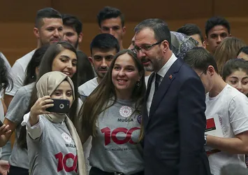 Bakan Kasapoğlu gönüllü gençlerle buluştu