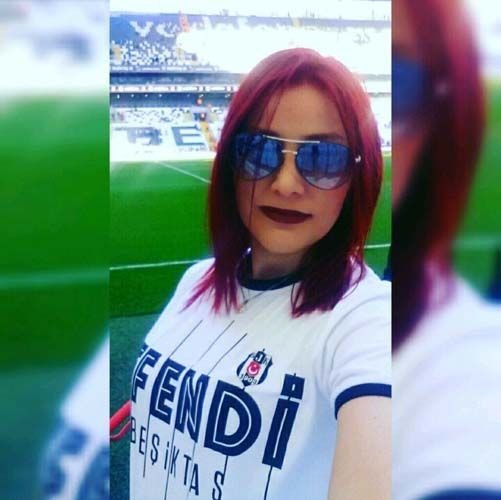 Beşiktaş - Lyon maçına kızıl saçlı kız damga vurdu