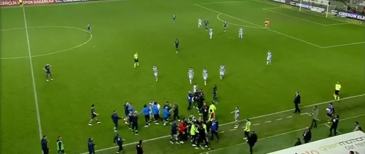 Giresunspor - Fenerbahçe maçında saha karıştı! İşte o görüntüler - 2