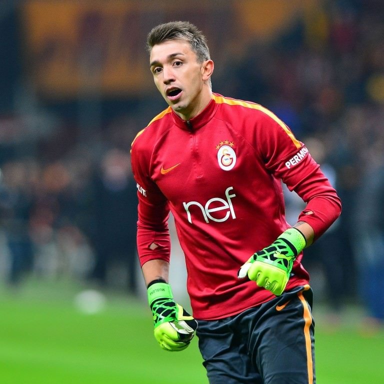 Chelsea, Muslera’yı istiyor