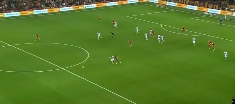 GALATASARAY HABERLERİ: Sacha Boey'un pozisyonunun aynısı Premier Lig'de yaşandı! Hakemin kararı... - 3
