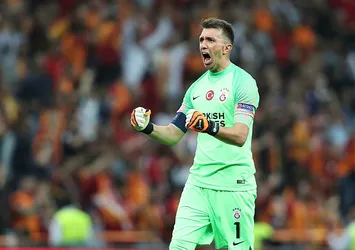 Muslera 300’e çıkıyor