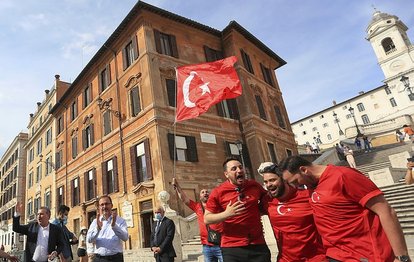 Son dakika Euro 2020 haberi: Türkiye-İtalya maçı öncesinde Gençlik ve Spor Bakanı Mehmet Muharrem Kasapoğlu taraftarla buluştu