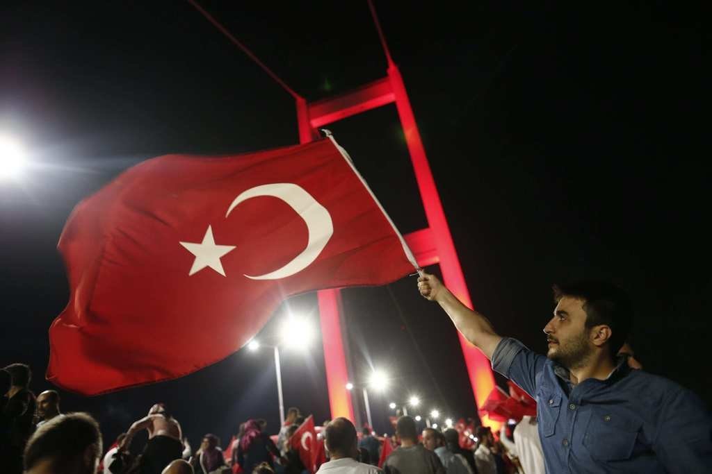 Milyonlar demokrasi nöbetinde