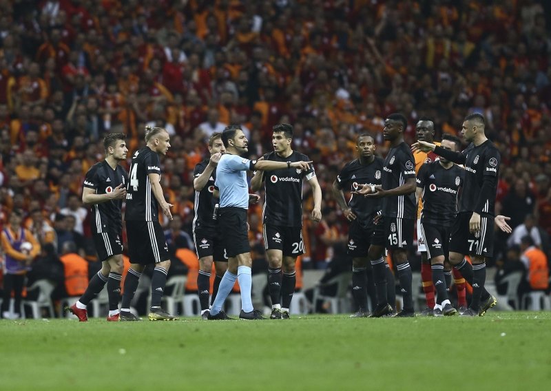 Galatasaray’dan Beşiktaş maçı sonrası ’şampiyonluk’ kutlaması! İşte o görüntüler