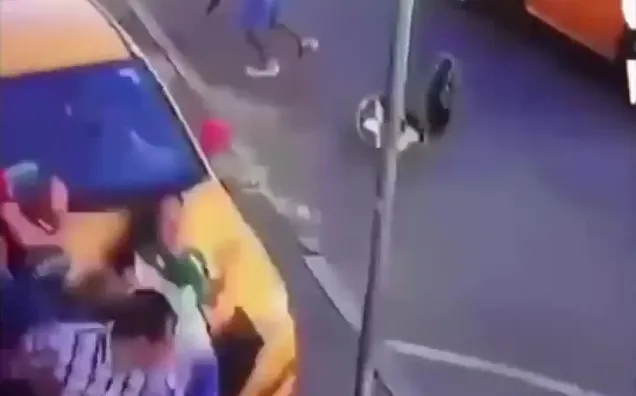 Rusya'da taksi taraftarları ezdi!
