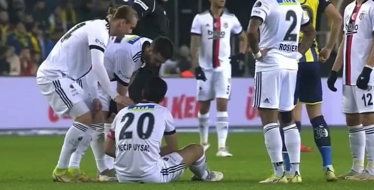 Beşiktaş'ta Necip Uysal Fenerbahçe derbisinde sakatlanarak oyundan çıktı! - 2