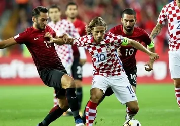 Hakan Çalhanoğlu, İzlanda maçında yok