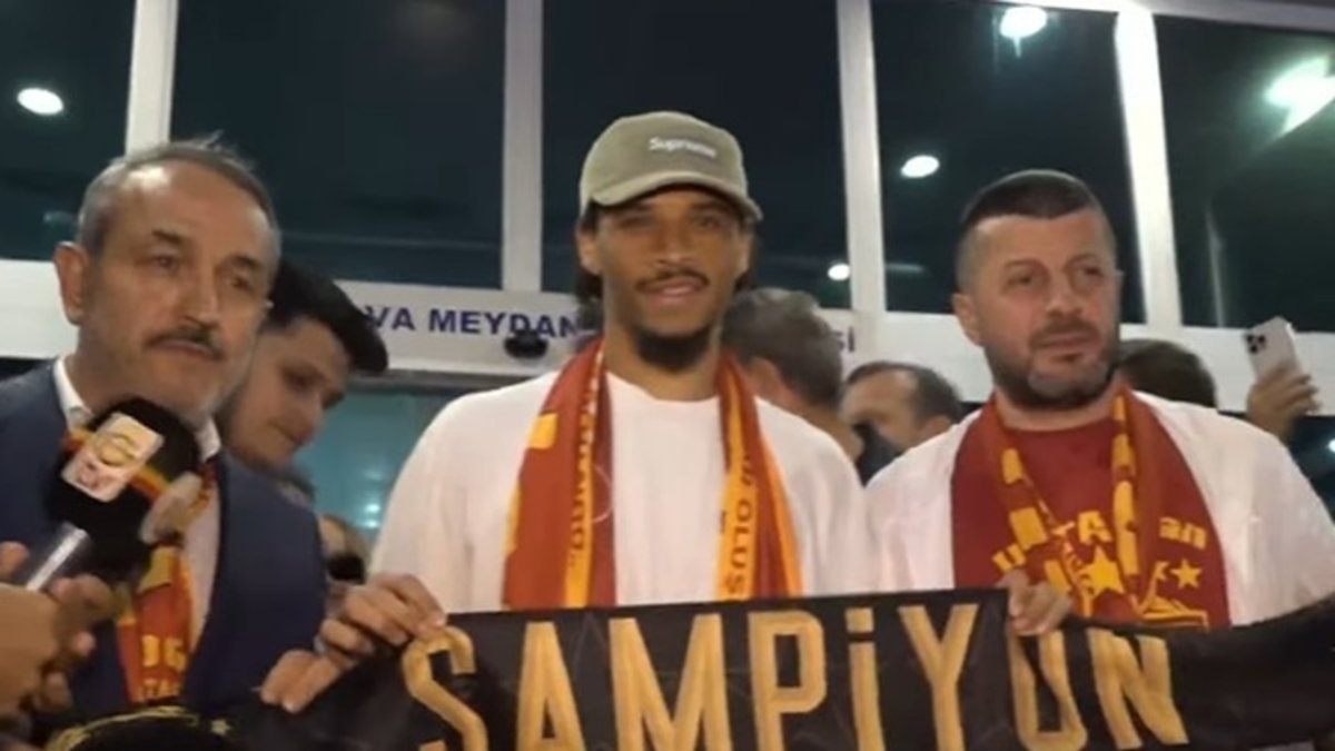 Galatasaray'ın yeni transferi Leroy Sane İstanbul'a geldi Galatasaray'ın yeni transferi Leroy Sane İstanbul'a geldi