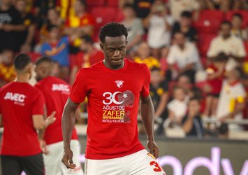 Göztepe ısınmaya ‘30 Ağustos Zafer Bayramı’ tişörtleriyle çıktı
