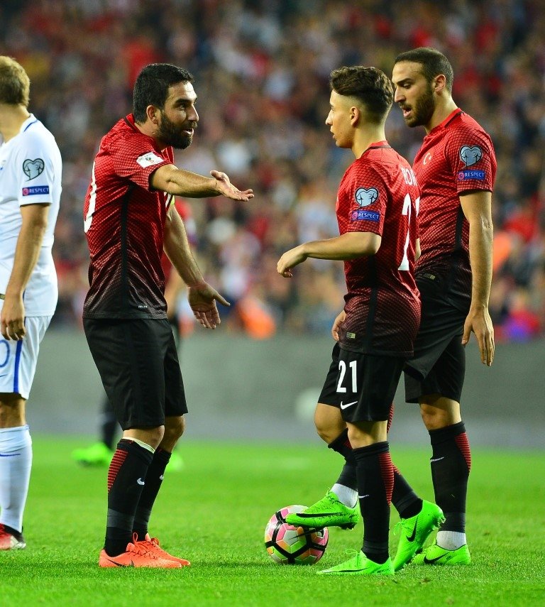 Arda Turan, uçakta gazeteciyle kavga etti