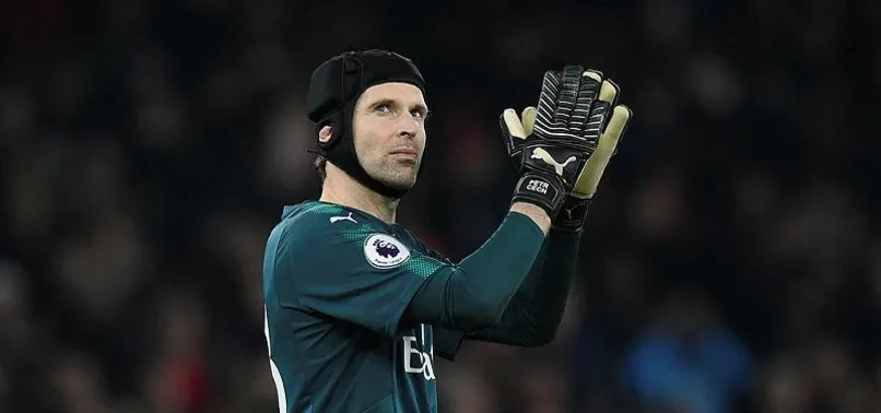 Petr Cech "kaskını çıkarıyor"