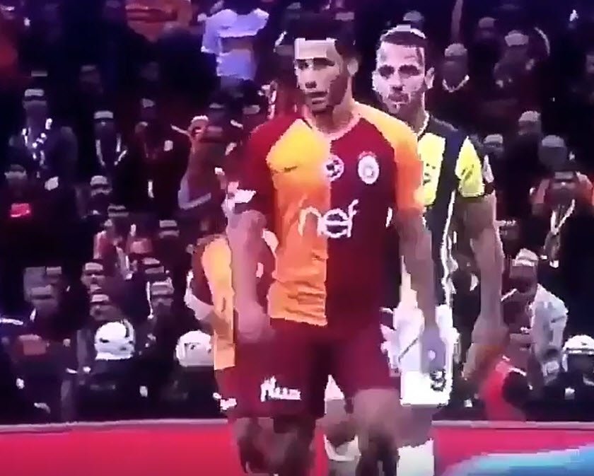 Galatasaray - Fenerbahçe derbisinde şok tükürük görüntüsü!