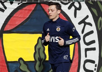 Mesut Özil'den anlamlı hareket!