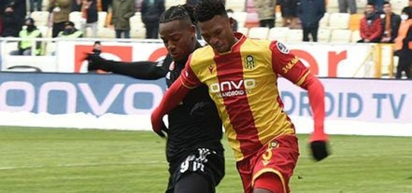 Yeni Malatyaspor Beşiktaş maçında hakem VAR'a gitti penaltıyı verdi!