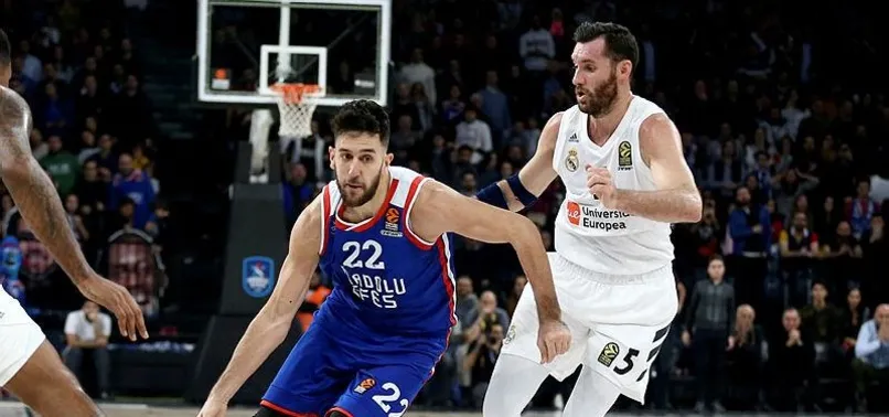 Anadolu Efes son çeyrekte yıkıldı
