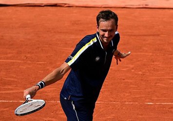 Fransa Açık'ta Medvedev ve Tsitsipas çeyrek finalde