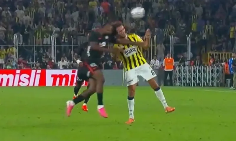 Derbide korkutan an! İki yıldız kafa kafaya çarpıştı - 1