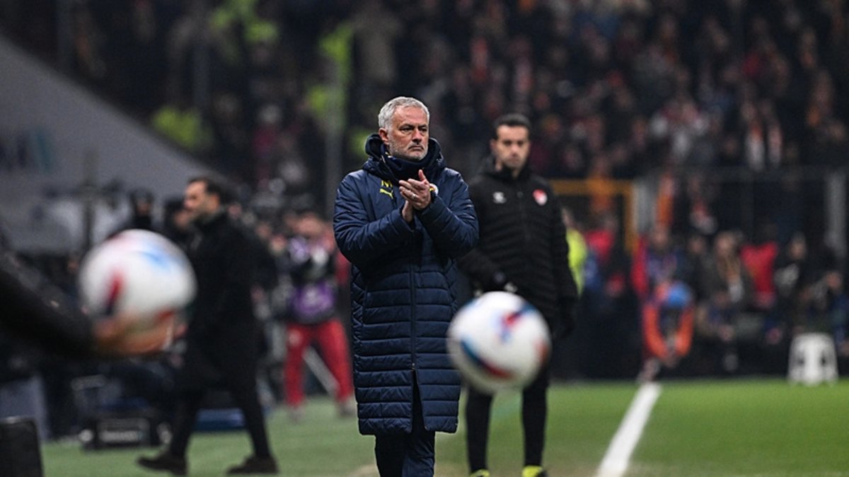 Fenerbahçe'de Jose Mourinho'dan çok konuşulacak sözler: Yedek kulübesinde maymun gibi zıpladılar Fenerbahçe'de Jose Mourinho'dan çok konuşulacak sözler: Yedek kulübesinde maymun gibi zıpladılar