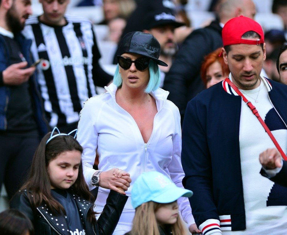 Beşiktaş tribünlerinde yenge rüzgarı