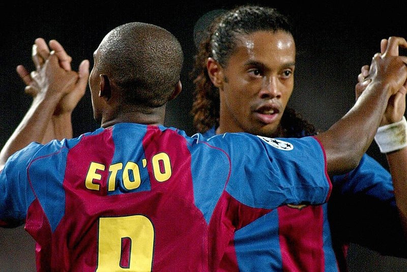 Samuel Eto’o Ronaldinho’yu getiriyor