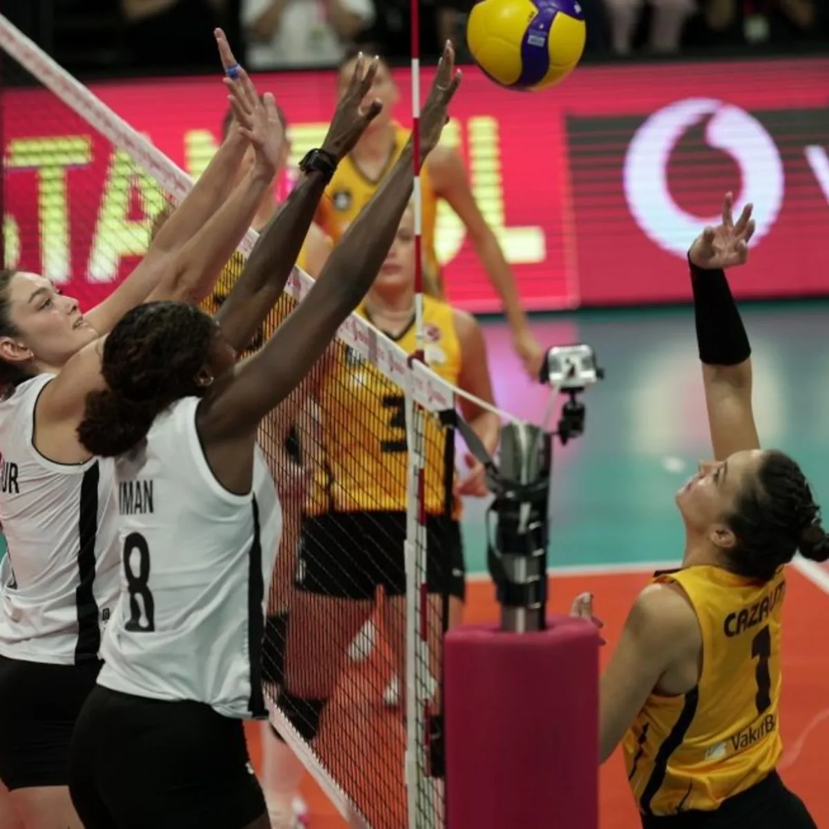 VakıfBank, Beşiktaş'ı 3-1 Mağlup Ederek Sezona Galibiyetle Başladı