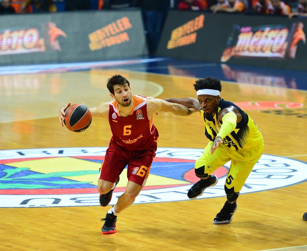 Volkan Demirel yerinde duramadı