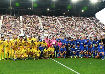 Roberto Carlos ile Ronaldinho All-Star maçında karşılaştı