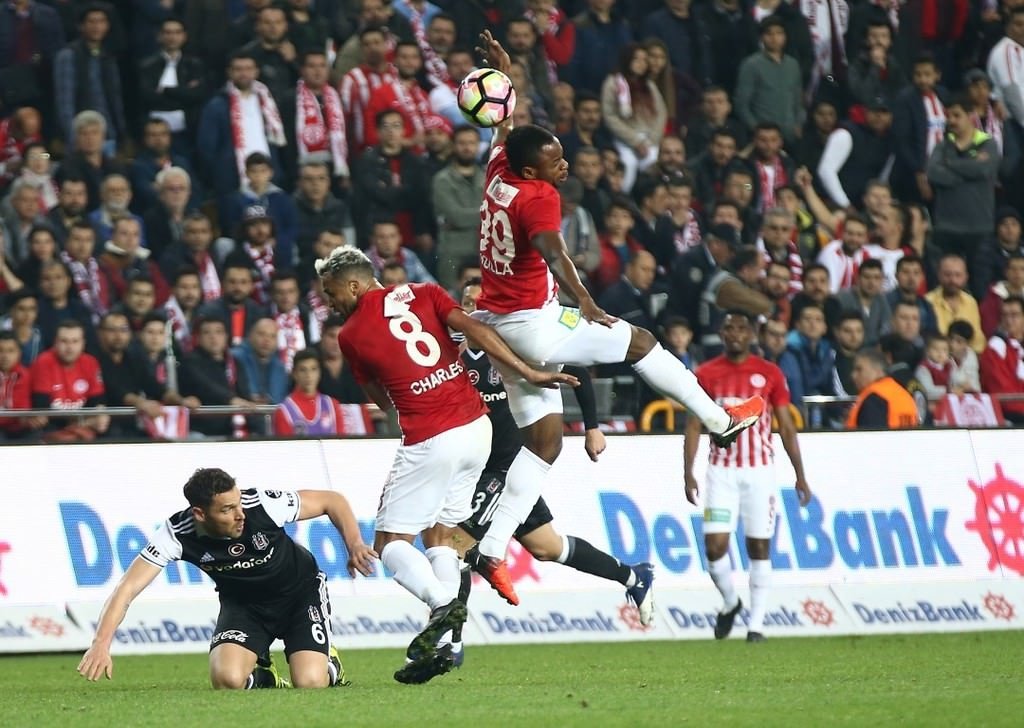 Antalyaspor-Beşiktaş karşılaşmasından kareler