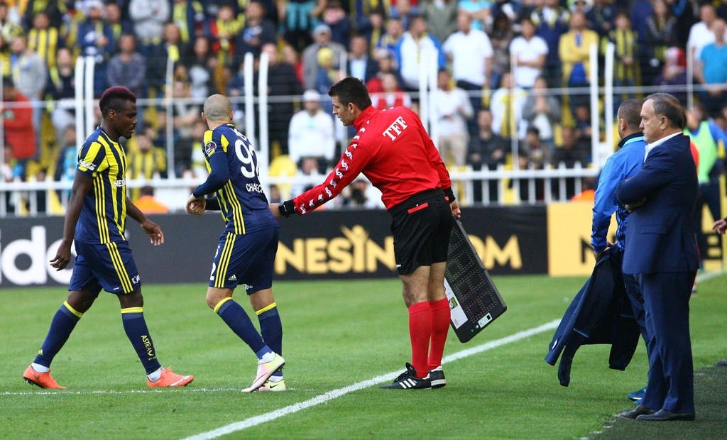Fenerbahçe’de 3 oyuncu kadro dışı  .