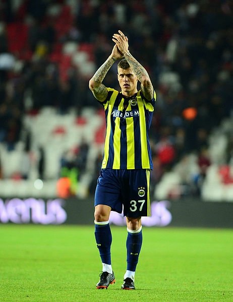 Fenerbahçe’de ilk operasyon defansa