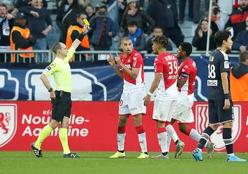 Islam Slimani önce attı sonra atıldı!
