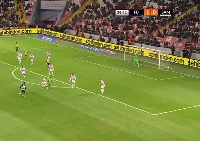 Asensio'nun nefis şutu direkten döndü