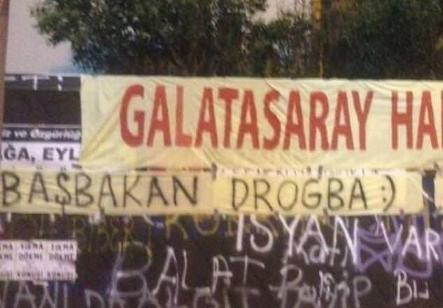 Duvarlara yazılmış tribün sloganları güldürüyor!