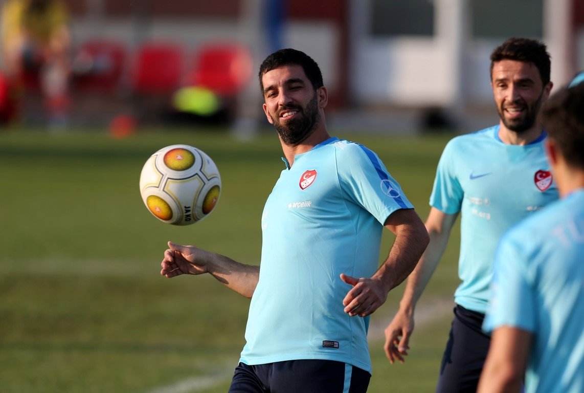 Arda Turan, uçakta gazeteciyle kavga etti