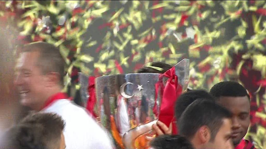 Aslan kupasını kaldırdı!