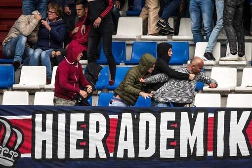 Önce dövdüler sonra tribünden attılar!