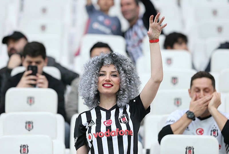 Beşiktaş tribünlerinde yenge rüzgarı
