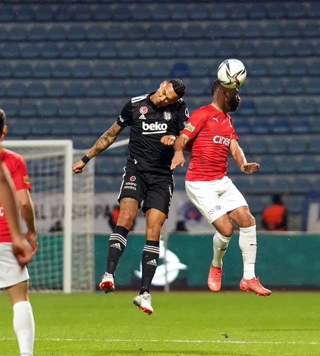 Kasımpaşa - Beşiktaş maçında Josef de Souza ve Welinton cezalı duruma düştü! Kayserispor maçında forma giyemeyecekler - 1
