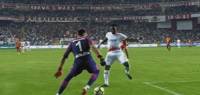 Muslera, Eto’o’yu yine çalımladı