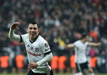 Gary Medel kendini aştı