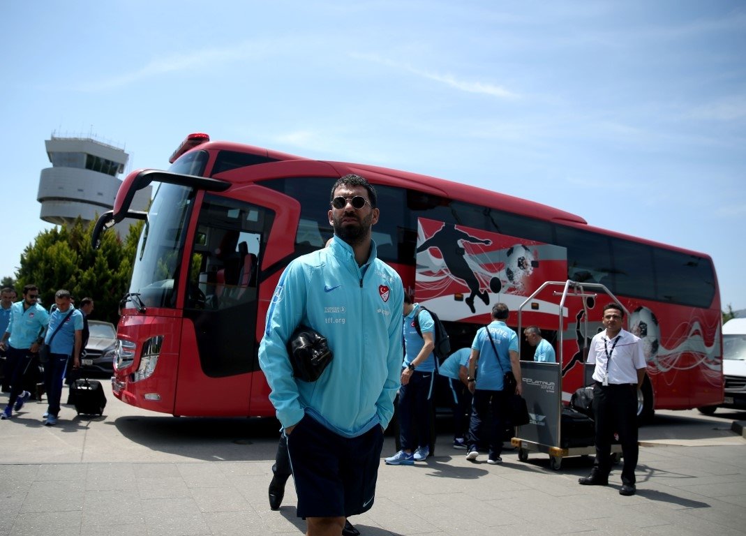 Arda Turan, uçakta gazeteciyle kavga etti