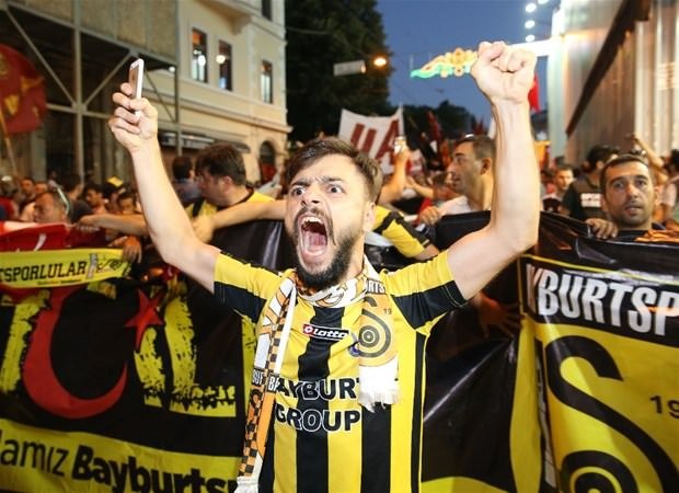 Taraftar grupları demokrasi yürüyüşünde