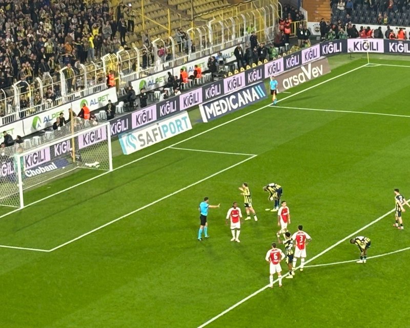 fenerbahce-tribunlerinden-taliscaya-penalti-tepkisi-1760896129739.jpg