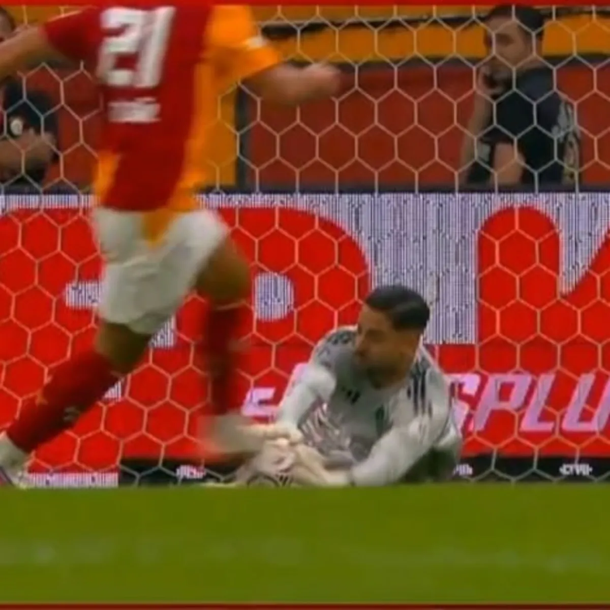Galatasaray'ın golü VAR'a takıldı! Yunus Akgün'ün golü iptal edildi