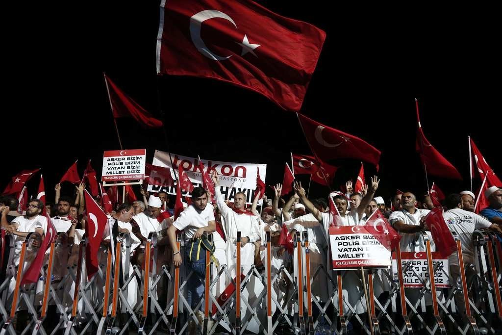 Milyonlar demokrasi nöbetinde