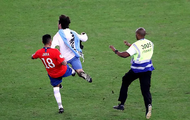 Luis Suarez yine yaptı yapacağını! - 2