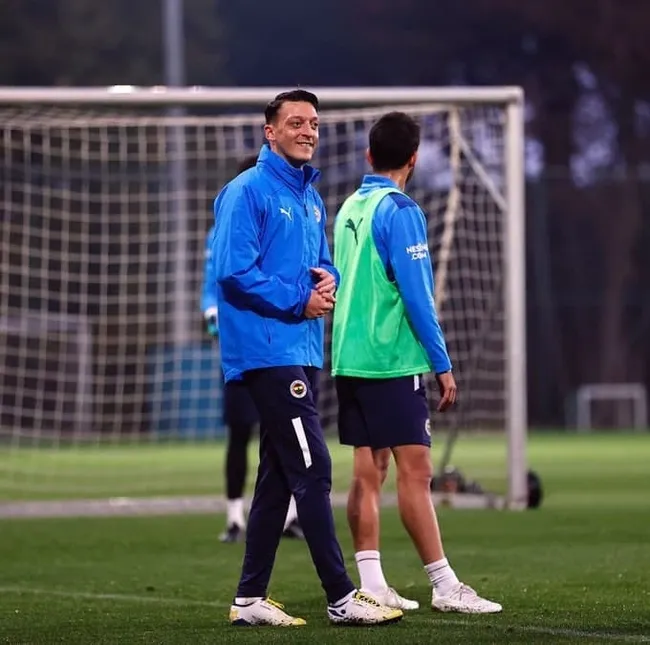 SON DAKİKA SPOR HABERİ - Fenerbahçe'de Mesut Özil müjdesi! Takımla çalışmalara yeniden başladı - 1
