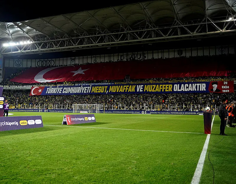 Fenerbahçe taraftarlarından Kadıköy'de koreografi şöleni! - 2