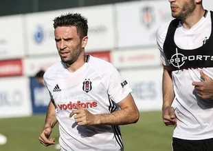 Gökhan Gönül alkışlarla karşılandı